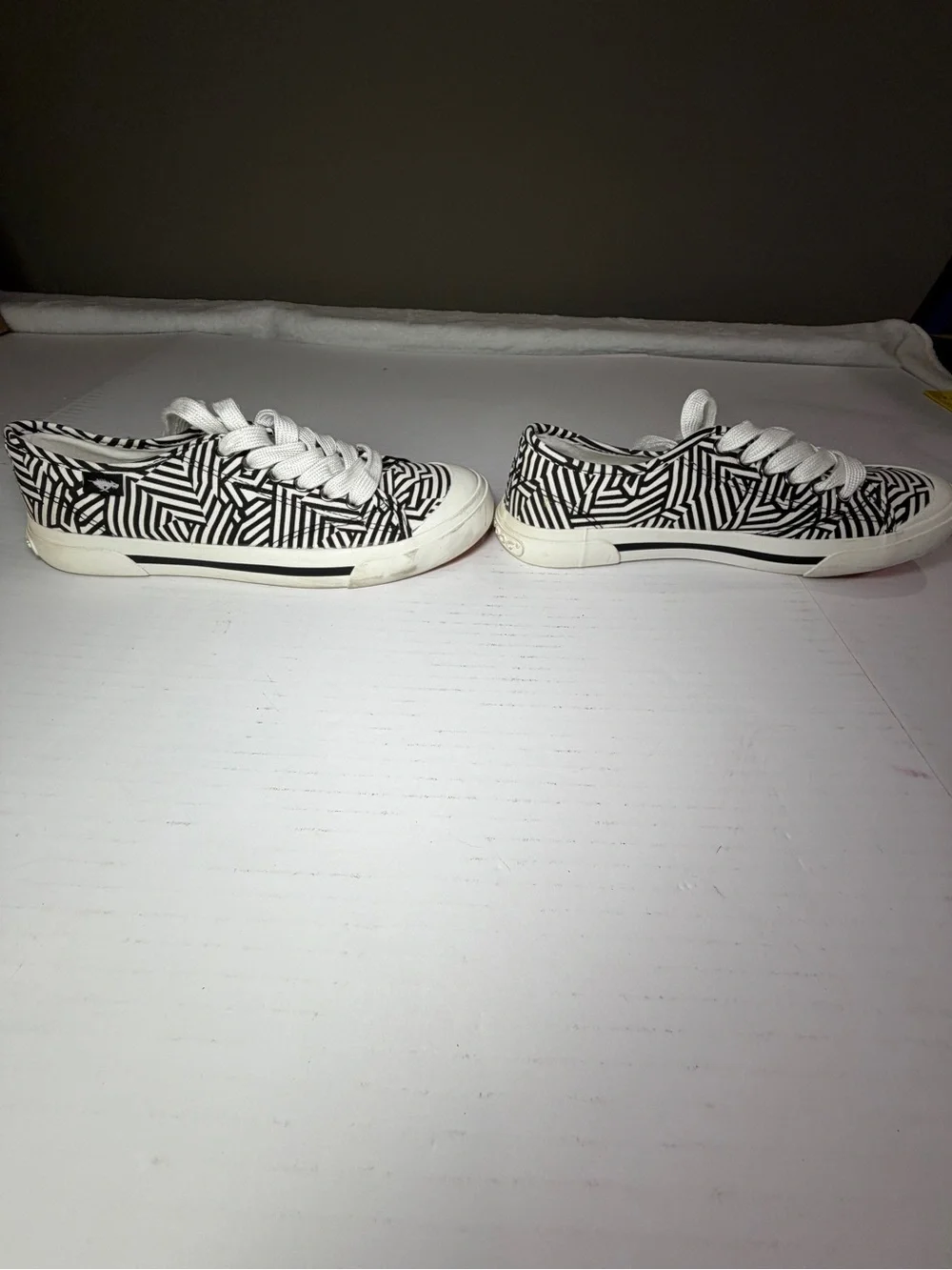 Rocket Dog Womens Black & White Geometric Low-Top Sneakers excellent condition